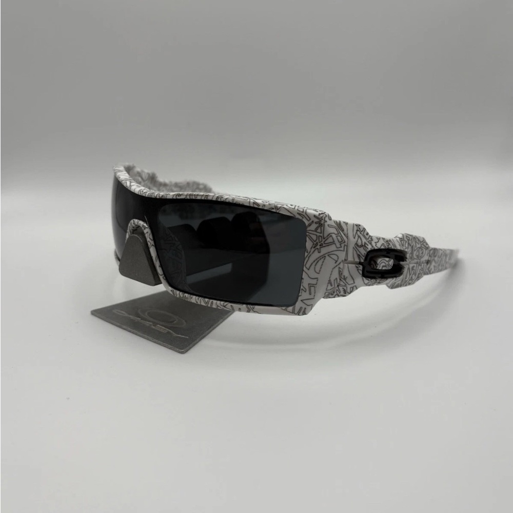 Oakley Oil Rig II White Ghost Text/Black Polarized Lenses LIKE NEW.